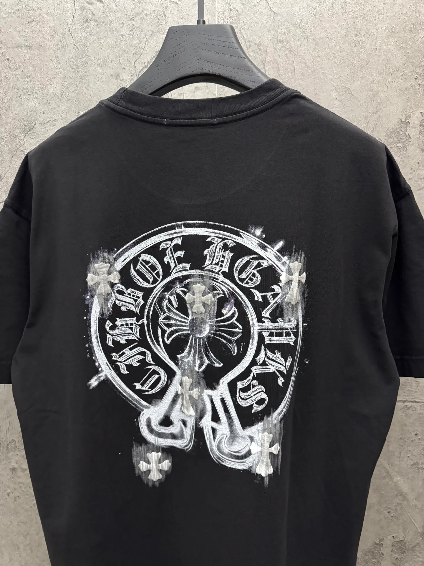 P190 top version, real shot without P, ​​different from market currency) 𝗖𝗵𝗿𝗼𝗺𝗲 𝗛𝗲𝗮𝗿𝘁𝘀/Croxin 2026 Spring New Original Single Counter American Laser Direct Injection Couple Short Sleeves 👑The highest version! Customized fabric 300g washed, best-selling model at the counter, very comfortable to wear. Accessories: original molded and authenticated collar label ➕ 100% silk wash label. Genuine purchase-grade original hangtag➕matching hanging rope➕3D hanging beads➕original packaging bag. Craftsmanship: The original version has consistent wiring! The highest version of the armhole matching technique! Color: White Black Gray Size: S M L XL Style Number: 26-2057